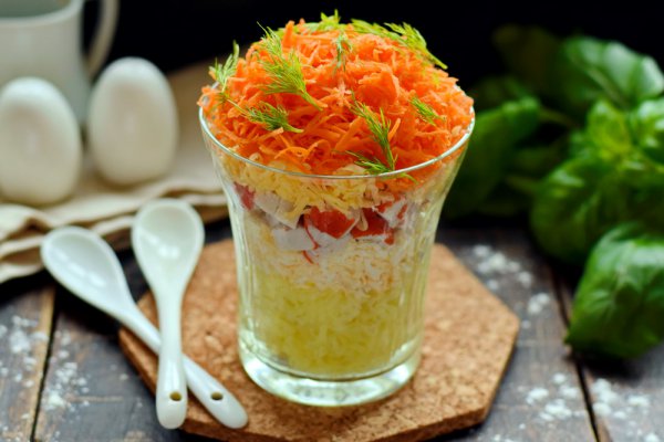 «Бархатный» – нежный и вкусный салат из крабовых палочек, хотя и очень простой