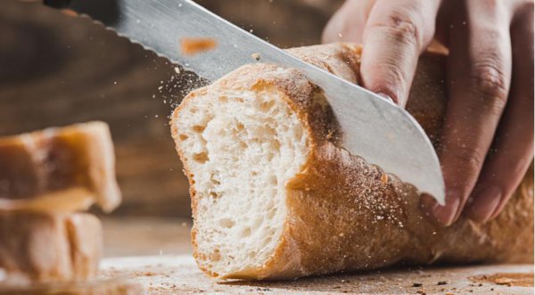 Странный, но эффективный способ нарезки хрустящего хлеба от пекарей