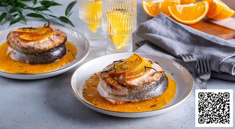 Круглый стейк из лосося с апельсиновым соусом