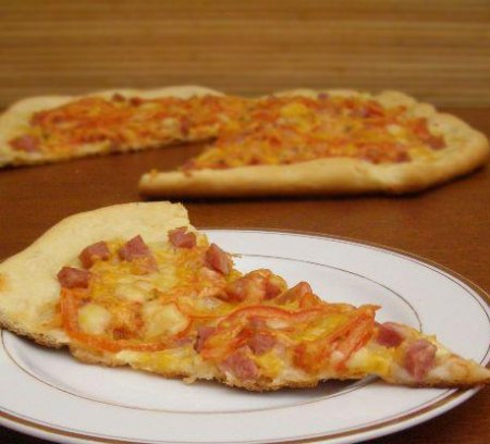 Пицца с сыром и колбасой