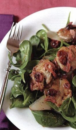 Теплый салат из свинины с грушей и клюквой