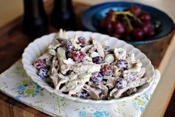 Куриный салат с виноградом