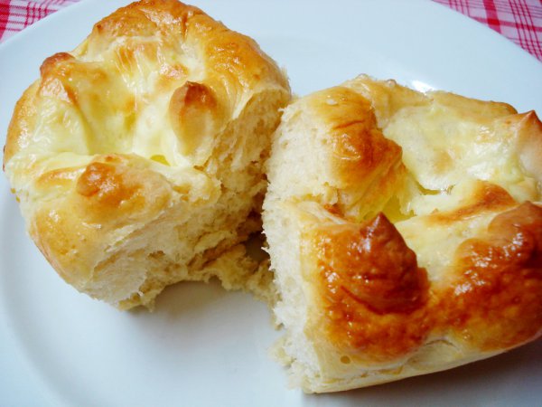 «Пуховые» булочки с сыром (воздушные, практически невесомые, с нежной тягучей начинкой)