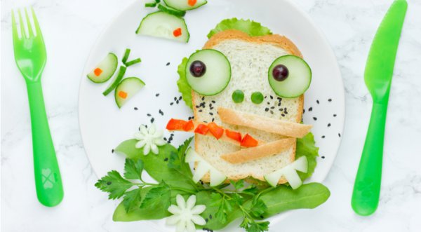 Добавляйте пряную и листовую зелень в сэндвичи, тосты и бутерброды