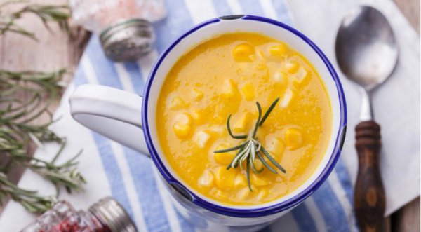 Кукурузно-молочный суп с розмарином