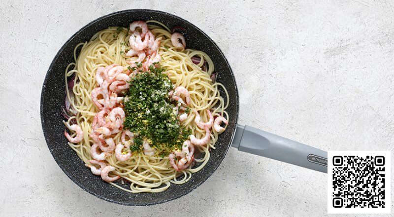 Добавьте креветки и спагетти с примерно 100 л воды