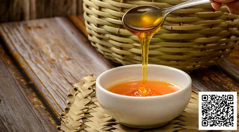 Если заболели, принимайте по ложке меда до еды или добавляйте в чай. Мед смягчает и обволакивает горло и помогает унять кашель