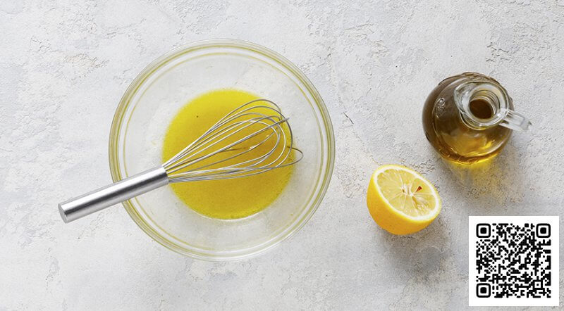 Для соуса оливковое масло слегка взбейте с лимонным соком