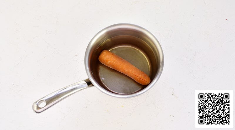 Морковь вымойте, очистите и поместите в маленькую кастрюлю