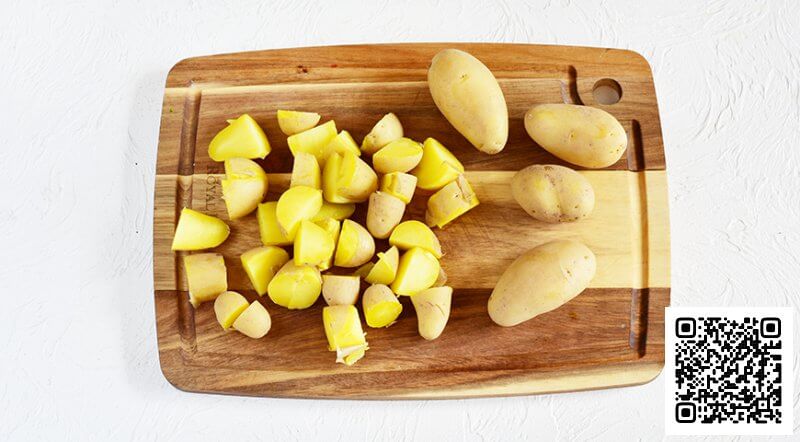 Остудите картофель и нарежьте удобными для еды