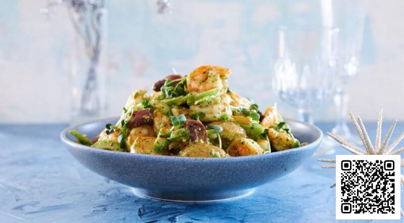 Картофельный салат с креветками и маслинами