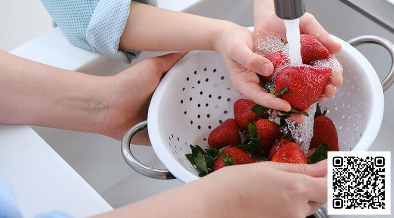 Научите детей мыть ягоды, фрукты и овощи перед едой