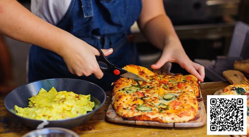 Пиццу очень удобно нарезать обычными кухонными ножницами