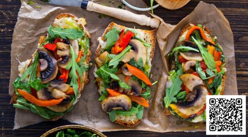 Горячие бутерброды с грибами, перцем и песто