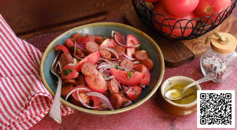 Салат с помидорами, красным луком и чоризо