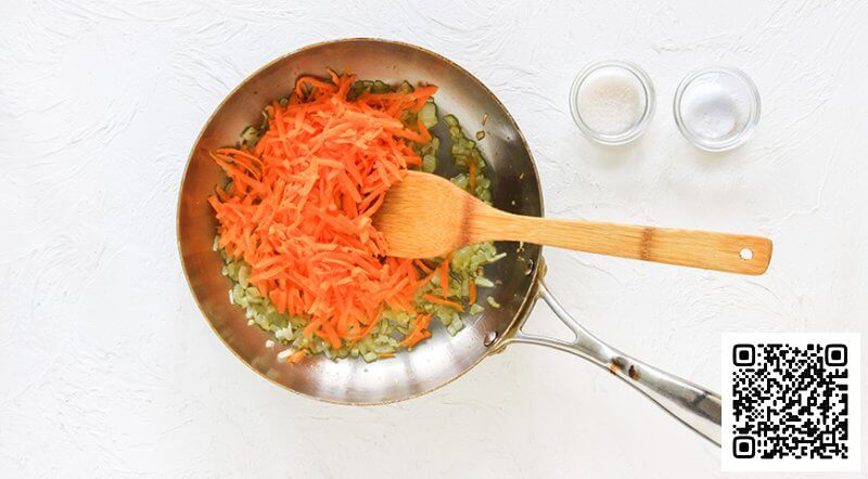 Очищенную морковь тонко нашинкуйте или натрите на терке
