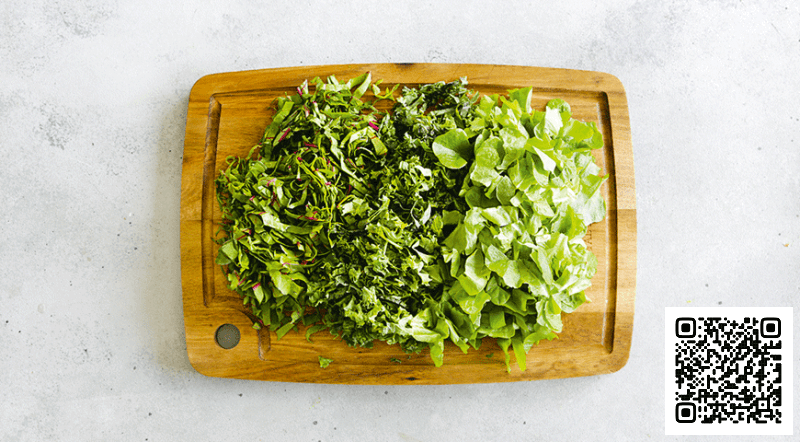 Очень тонко нарежьте зеленые листовые овощи