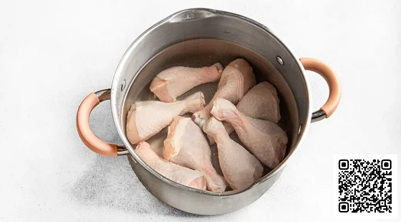 Сложите куриные голени в кастрюлю