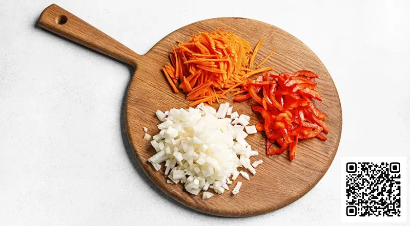 Нарежьте морковь тонкой соломкой